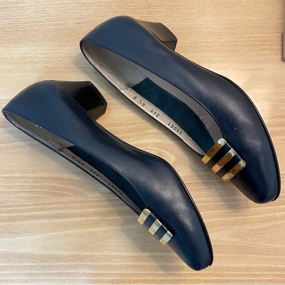 Salvatore Ferragamo Vintage Navy-Blue leather pumps gold details size 6 1/2 B - Picture 8 of 13